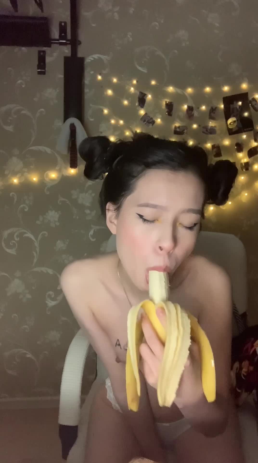 #lezzybunny 半裸口香蕉2