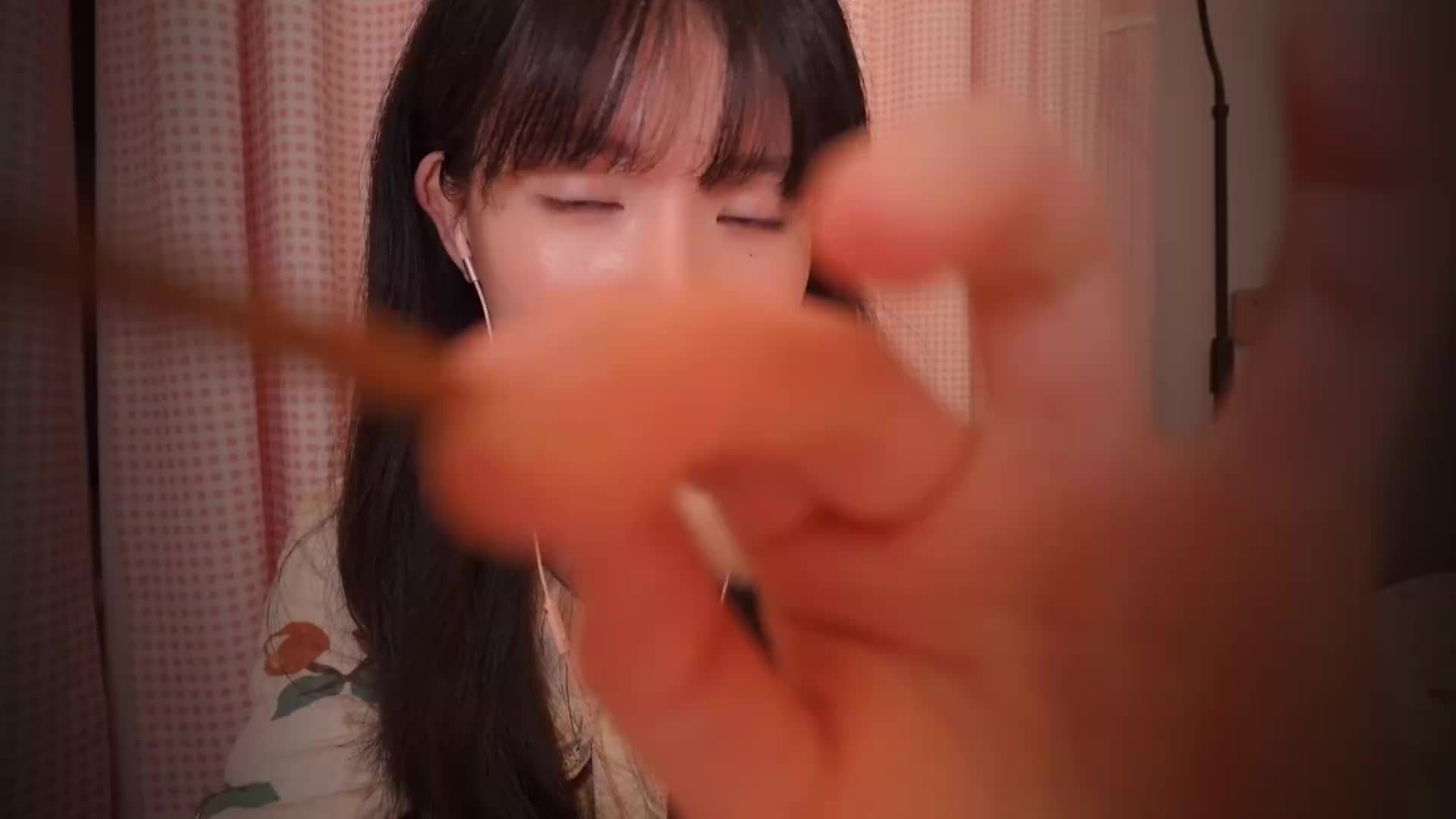 #芝麻对辣 睡前清理你的耳朵 挑出耳结石