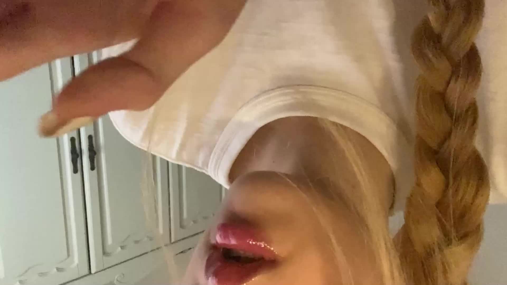 #pipi酱睡不醒 舔手指