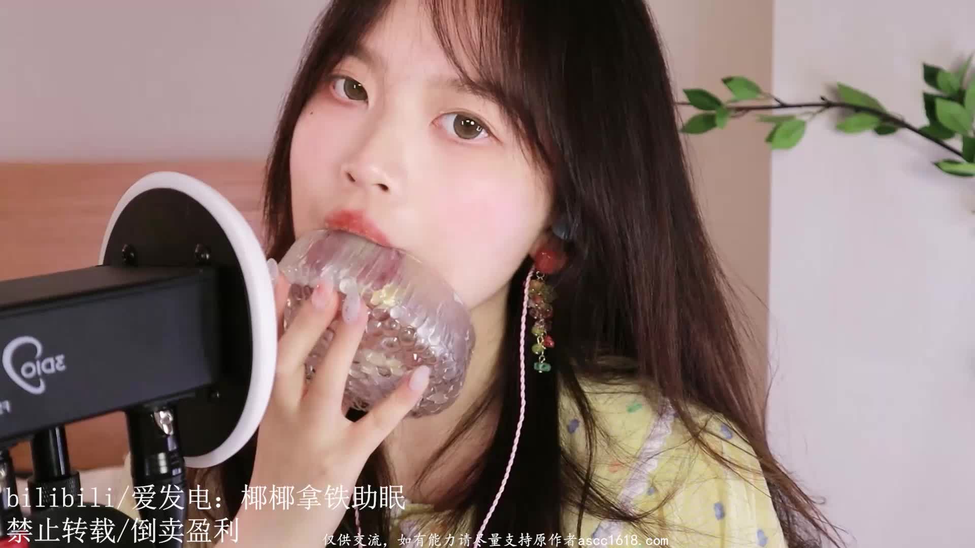 #椰椰拿铁 舔玻璃碗
