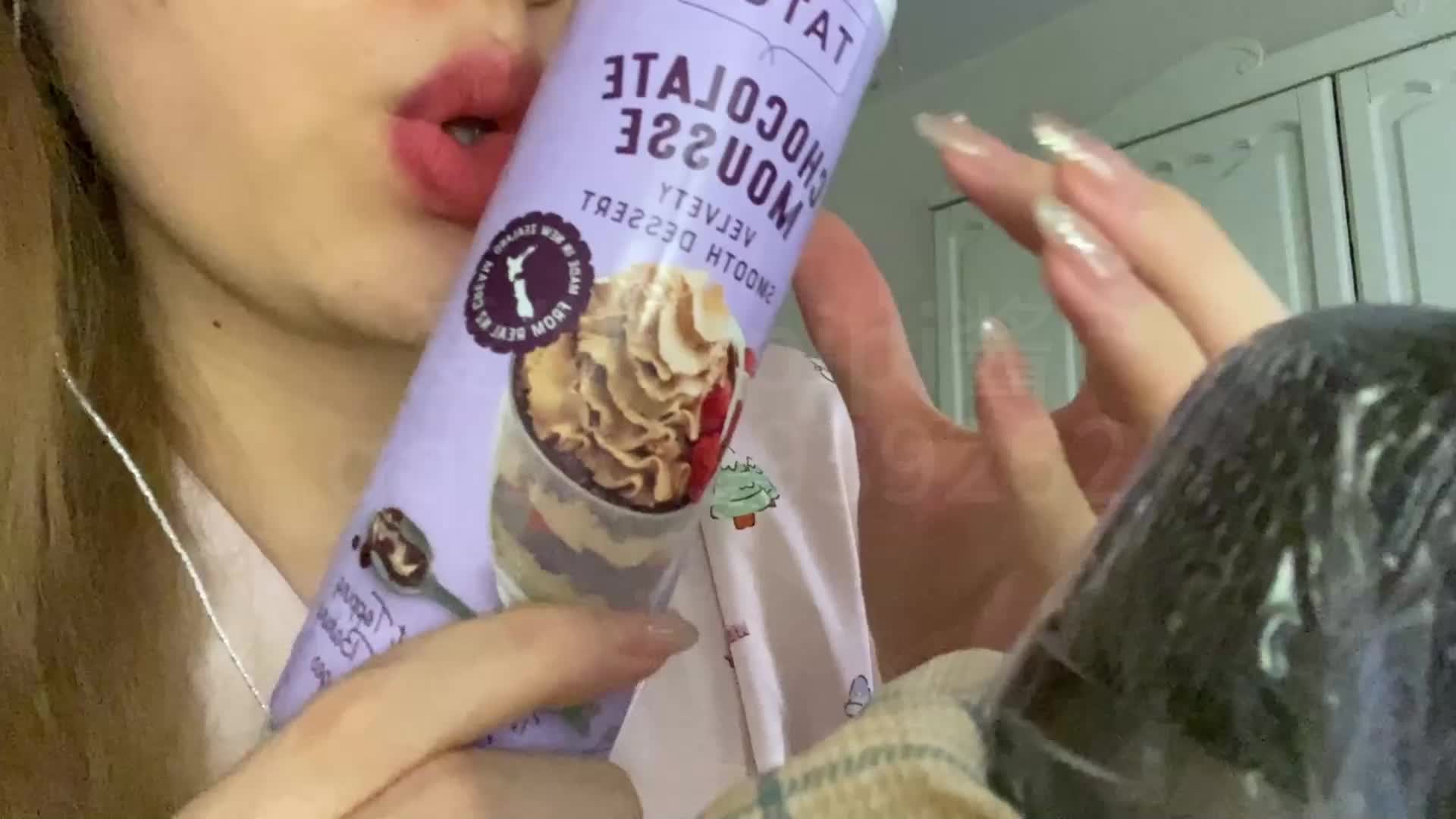 #pipi酱睡不醒 吃奶油 甜麦 木勺 甜手指
