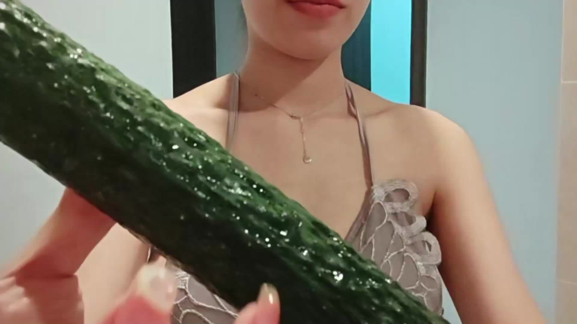 #菜菜cyl不好吃 舔黄瓜