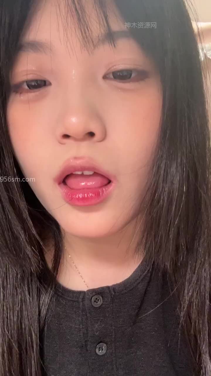 #小也睡不醒 近距离伸舌头舔屏