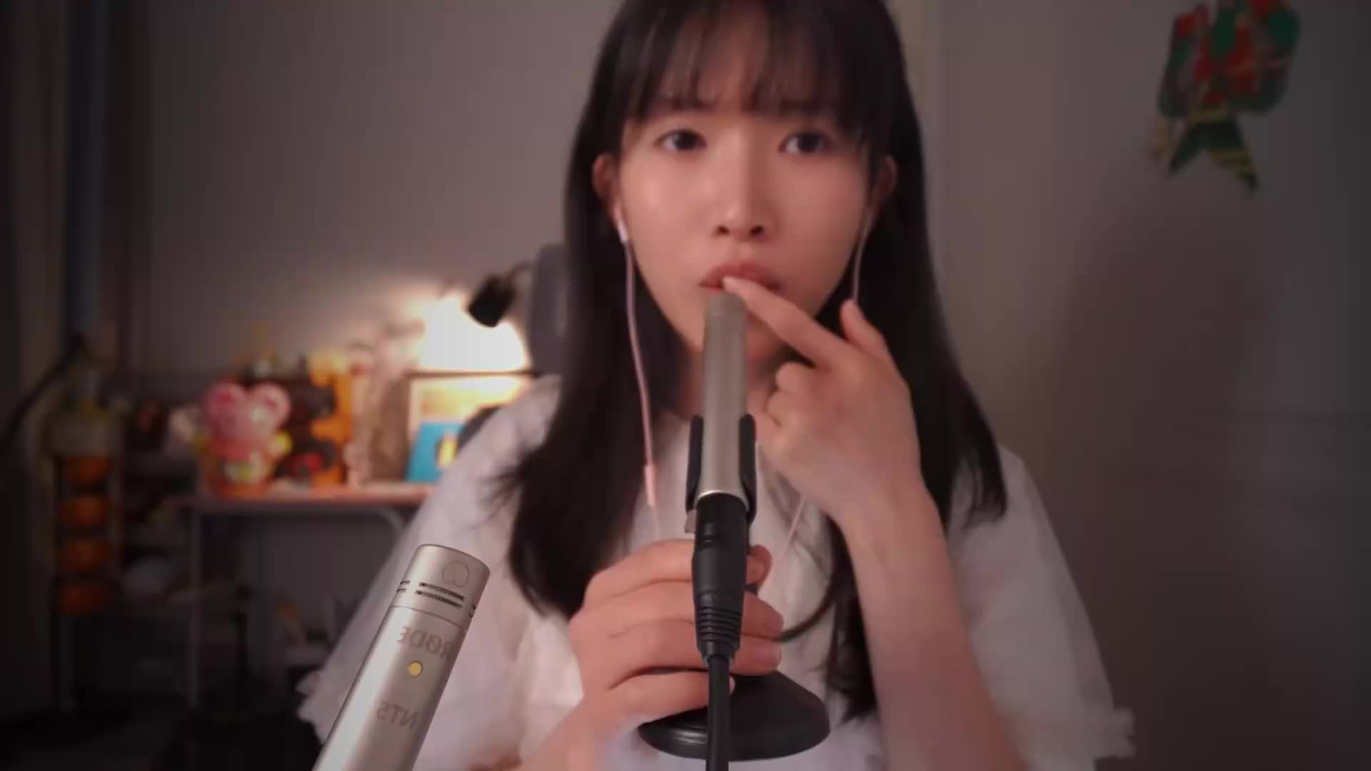 #芝麻对辣 嘬手指抚摸脸庞